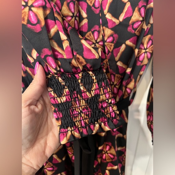 MISA Los Angeles Wrap Robe in Prism Satin Size Medium belted NWT - Picture 7 of 11